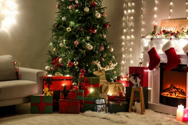 Geceleri Içinde Noel Ağacı Şömine Parıldayan Çelenk Olan Oturma Odası — Stok fotoğraf
