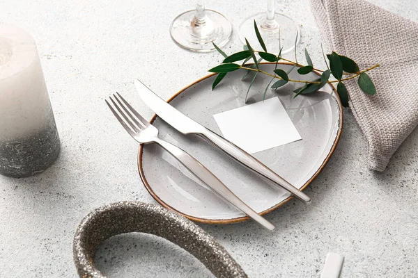 Mooie Tafel Setting Voor Bruiloft Met Blanco Kaart Lichte Achtergrond — Stockfoto
