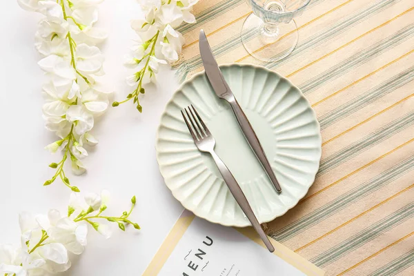 Düğün için güzel bir masa ve açık arkaplan çiçekleri.