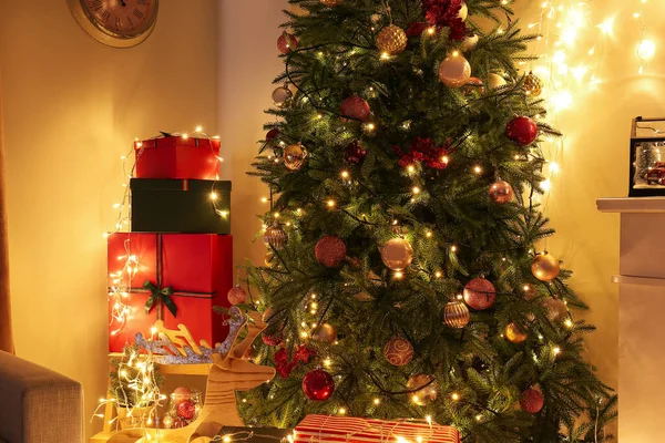 美丽的圣诞树 晚上有礼物在客厅里 — 图库照片