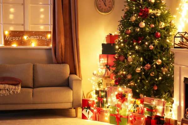 Stílusos Belső Tér Nappali Gyönyörű Karácsonyfával Éjjel — Stock Fotó