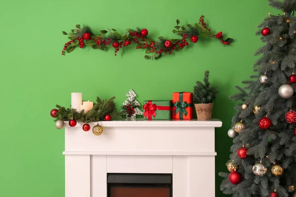 Chimenea Con Hermosas Decoraciones Árbol Navidad Sala Estar —  Fotos de Stock