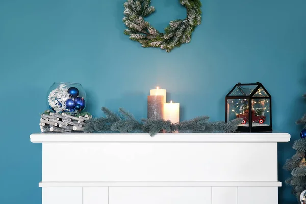 거실의 아름다운 크리스마스 장식으로 벽난로 — 스톡 사진