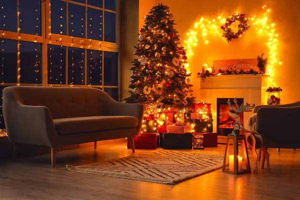 Stijlvol Interieur Van Woonkamer Met Mooie Kerstboom Open Haard Nachts — Stockfoto