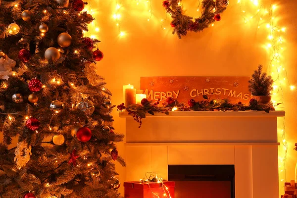 거실에서 아름다운 크리스마스 트리와 벽난로 — 스톡 사진