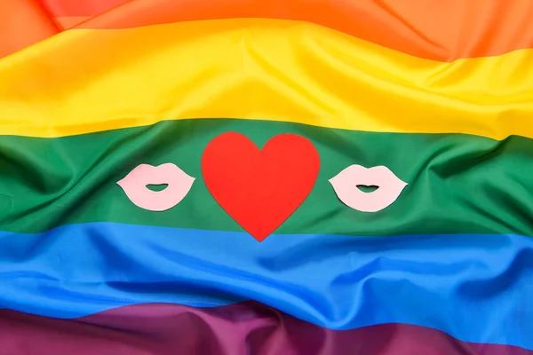 男女同性恋 双性恋和变性者旗帜上的女性嘴唇和心脏纸片 — 图库照片