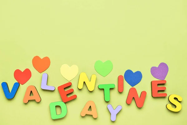 Texte Valentines Day Avec Des Cœurs Colorés Sur Fond Vert — Photo