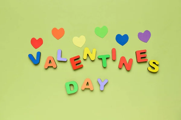 Texte Valentines Day Avec Des Cœurs Colorés Sur Fond Vert — Photo