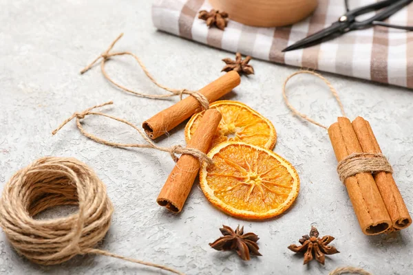 El yapımı Noel oyuncakları ve arka planda ip