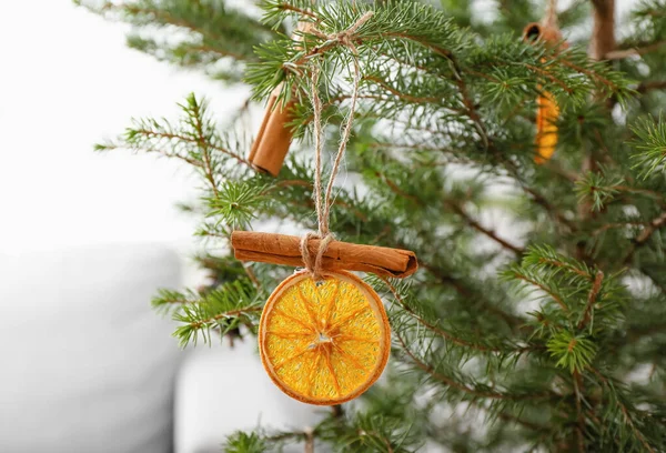 Ağaçta Asılı Duran Yapımı Noel Oyuncakları Yakın Plan — Stok fotoğraf