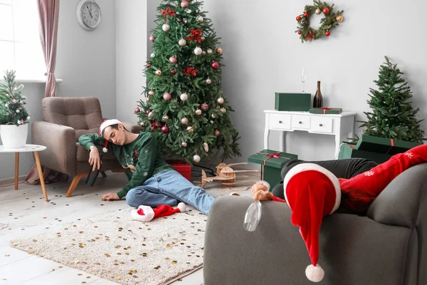 Jovens Bêbados Dormindo Depois Festa Natal Casa — Fotografia de Stock