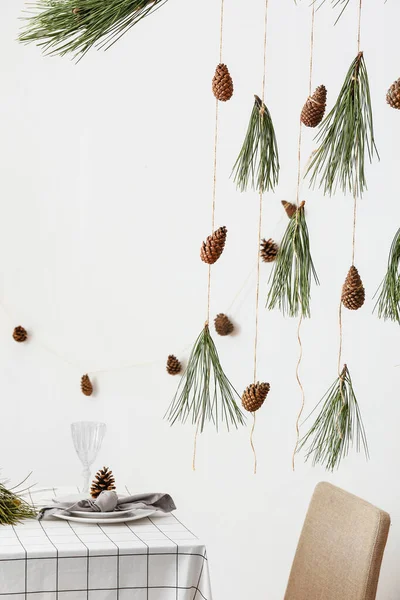 Beau Décor Table Avec Cônes Pin Branches Sapin Près Mur — Photo