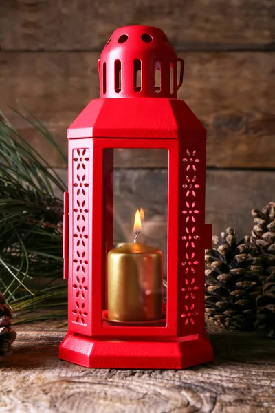 Krásná Vánoční Lucerna Hořící Svíčkou Borovicovými Kužely Jedlovými Větvemi Dřevěném — Stock fotografie