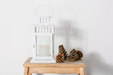 Odada merdivende mum ve kozalaklı tutucu