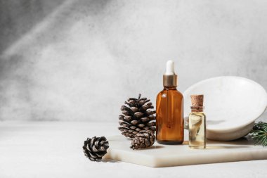 Hafif zemin üzerinde gerekli yağ şişeleri ve koni bileşimi