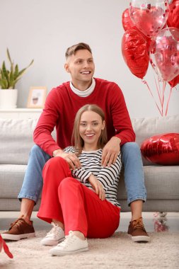 Mutlu çift evde birlikte vakit geçiriyor. Sevgililer Günü kutlaması