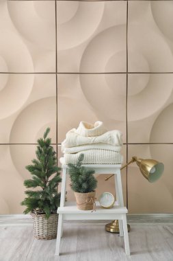 Sıcak kış süveterleri ve odada köknar ağaçları olan merdiven.