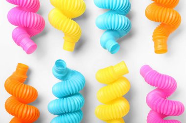 Beyaz arka planda farklı renkli pop tüpleri