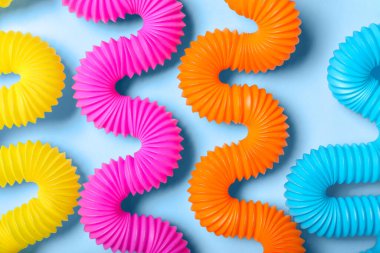 Mavi arka planda farklı renkli pop tüpleri