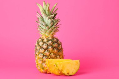 Pembe bir arka plan üzerinde taze ananas