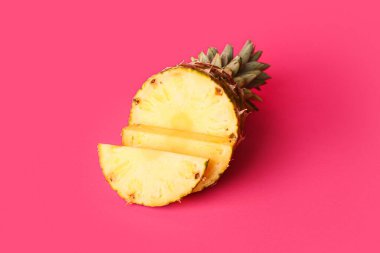 Pembe arka planda sulu ananas kes