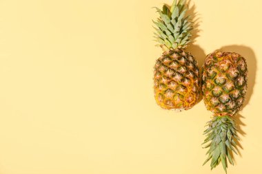 Renkli arka planda iki taze ananas