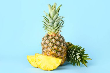 Taze bir bütün ve arkaplan renginde kesilmiş ananas
