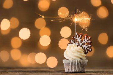 Üzerinde zencefilli kurabiye ve bulanık arka planda maytap olan lezzetli Noel kekleri.