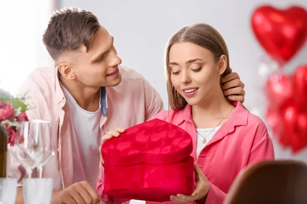 Casal Feliz Celebrando Dia Dos Namorados Casa — Fotografia de Stock