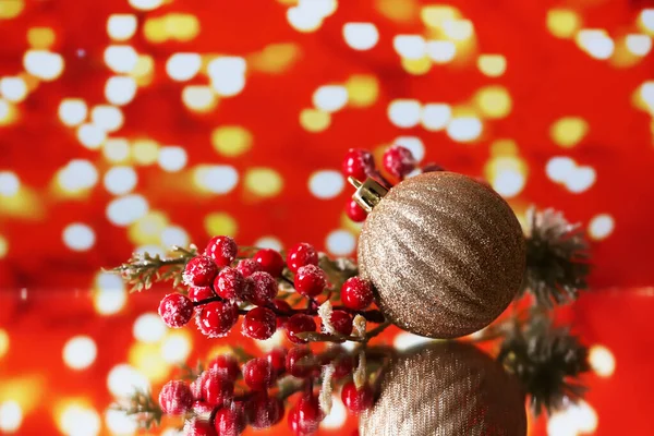 Stílusos Karácsonyi Labda Bogyók Asztalon Homályos Fények Ellen — Stock Fotó