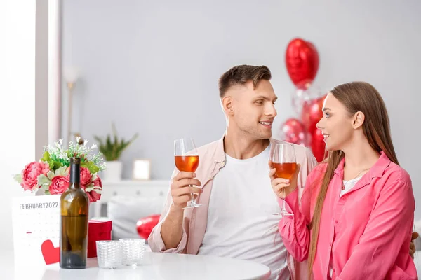 Casal Feliz Celebrando Dia Dos Namorados Casa — Fotografia de Stock