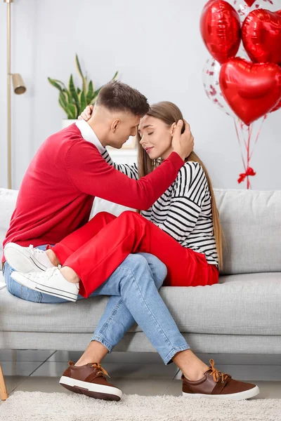 Pareja Feliz Pasando Tiempo Juntos Casa Celebración San Valentín —  Fotos de Stock