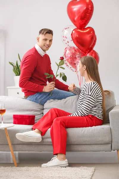 Pareja Feliz Celebrando Día San Valentín Casa —  Fotos de Stock