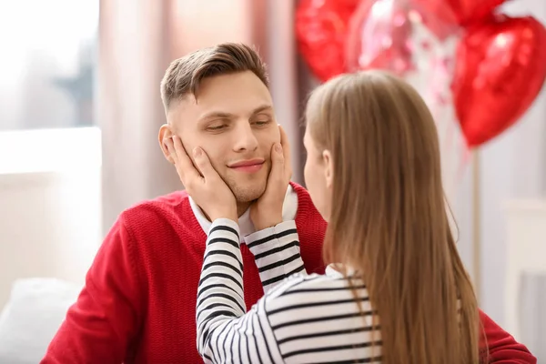 Casal Feliz Passar Tempo Juntos Casa Celebração Dia Dos Namorados — Fotografia de Stock