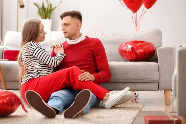 Pareja Feliz Pasando Tiempo Juntos Casa Celebración San Valentín —  Fotos de Stock