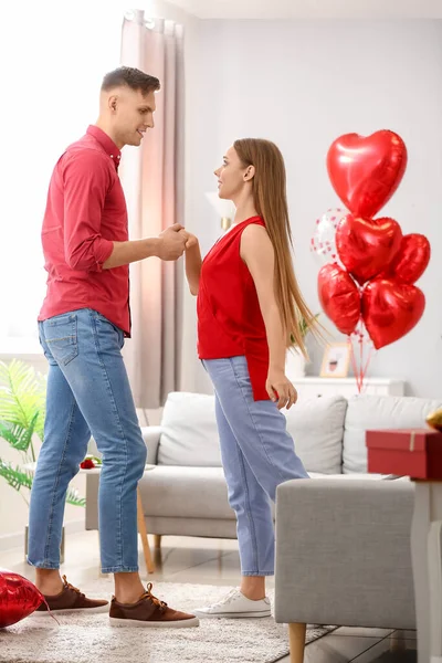 Pareja Feliz Bailando Casa Celebración San Valentín —  Fotos de Stock