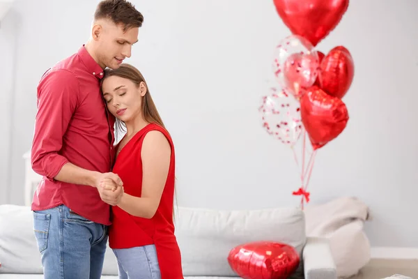 Pareja Feliz Pasando Tiempo Juntos Casa Celebración San Valentín —  Fotos de Stock