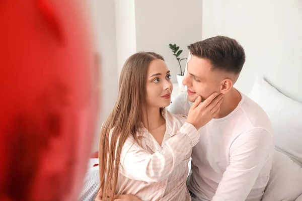 Pareja Feliz Celebrando Día San Valentín Dormitorio Casa — Foto de Stock