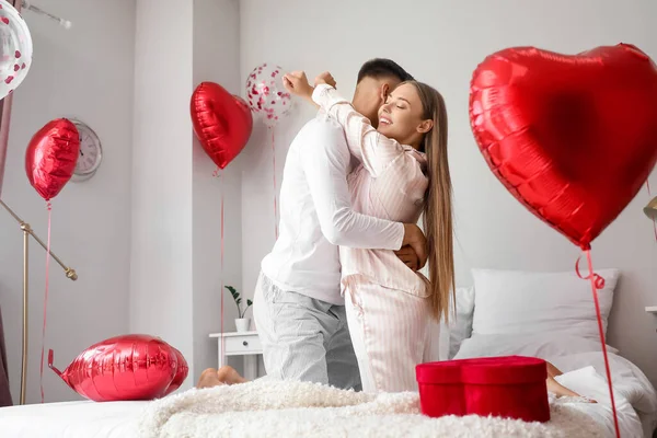 Sevgililer Gününü Evde Yatak Odasında Kutlayan Mutlu Çift — Stok fotoğraf