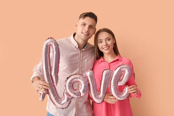 Young Couple Balloon Shape Word Love Color Background Valentine Day — 图库照片