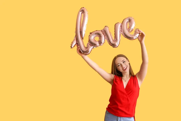 Ung Kvinna Med Ballong Form Ordet Kärlek Färg Bakgrund Alla — Stockfoto