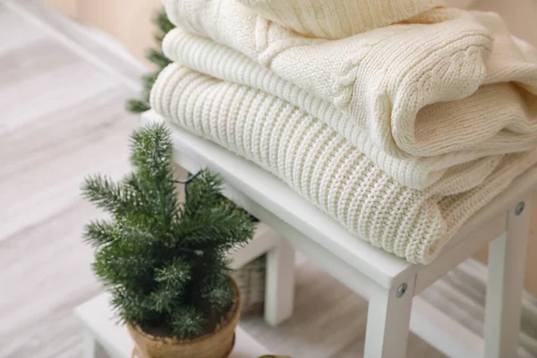 Step Ladder Warm Winter Sweaters Fir Tree Room — Stockfoto