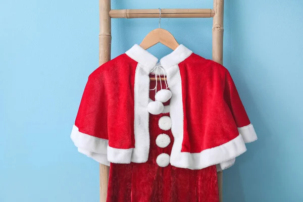 圣诞老人的女装挂在房间的彩墙边 — 图库照片