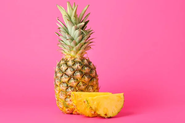 Ananas Frais Sur Fond Rose — Photo