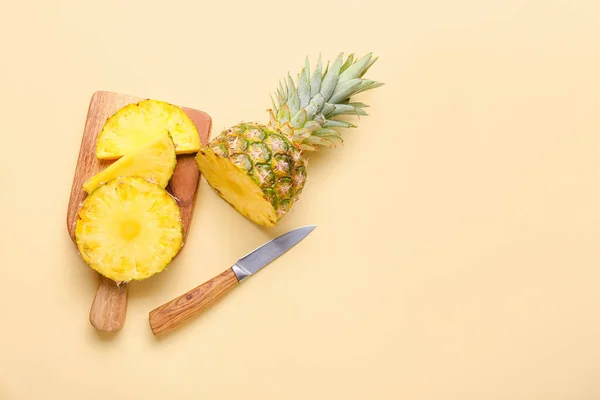 Wooden Board Cut Pineapple Knife Color Background — Stock Photo, Image
