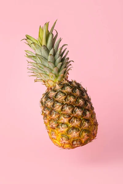 Ananas Frais Mûr Sur Fond Rose — Photo