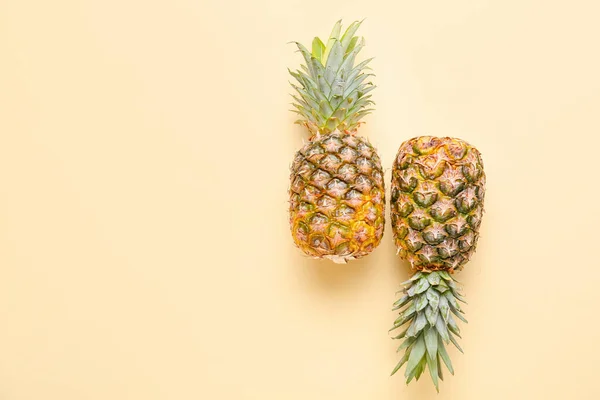 Dwa Świeże Ananasy Tle Koloru — Zdjęcie stockowe