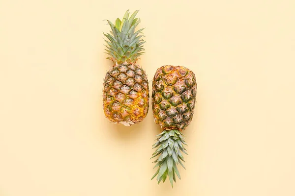 Deux Ananas Frais Sur Fond Couleur — Photo