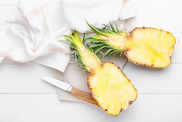 Board Fresh Cut Pineapple Knife Light Wooden Background — Stock Photo, Image