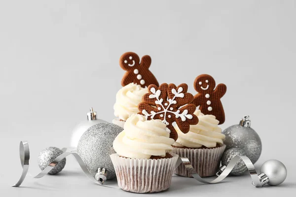 Tasty Christmas Cupcakes Gingerbread Cookies Decor Light Background — Stockfoto